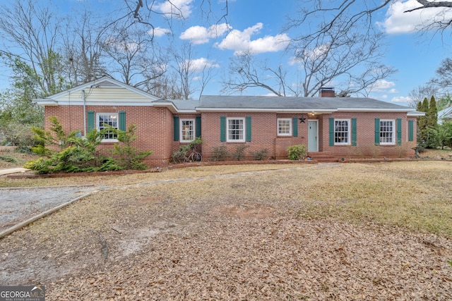 single story home featuring a front lawn