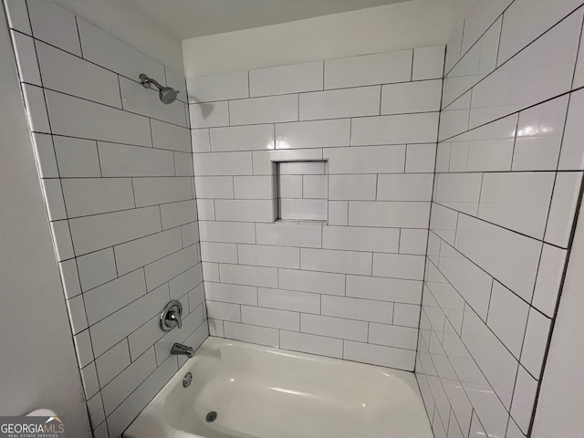 bathroom featuring tiled shower / bath