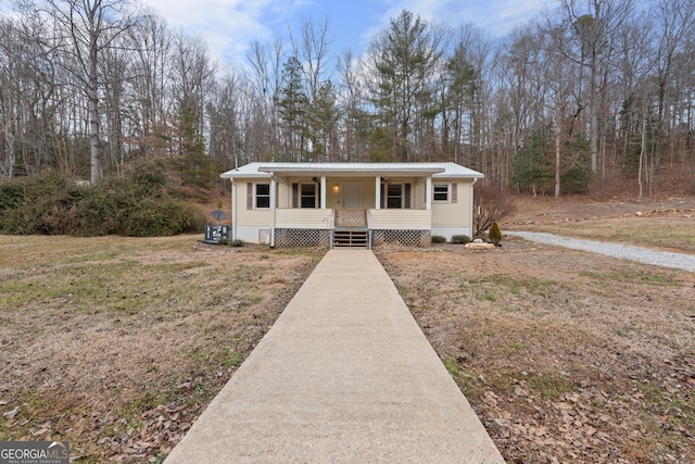 view of front of home with covered porch and a front lawn