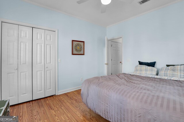 64 Lake No No Rd, Midway, GA 31320 - bedroom with crown molding, light hardwood / wood-style floors, a closet, and ceiling fan