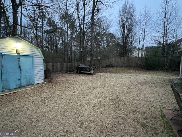 view of yard featuring a storage unit