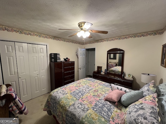 bedroom featuring light carpet, a textured ceiling, and ceiling fan