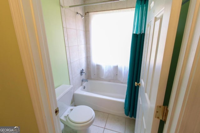 bathroom featuring shower / tub combo with curtain, plenty of natural light, tile patterned floors, and toilet