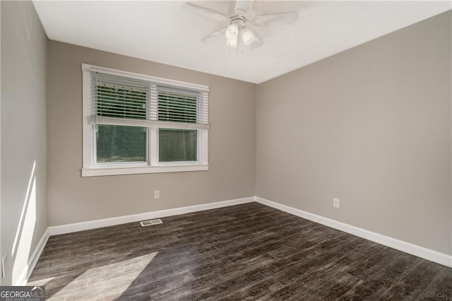 unfurnished room featuring dark wood-type flooring and ceiling fan