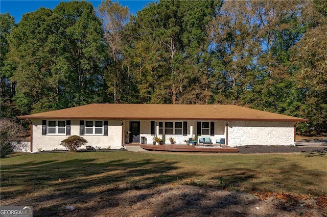 single story home featuring a front lawn