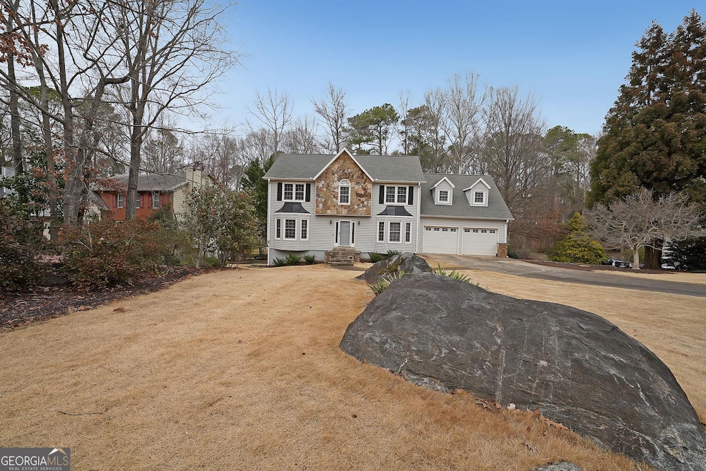 view of front of home featuring a garage and a front yard