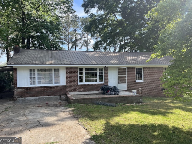 single story home with a front yard