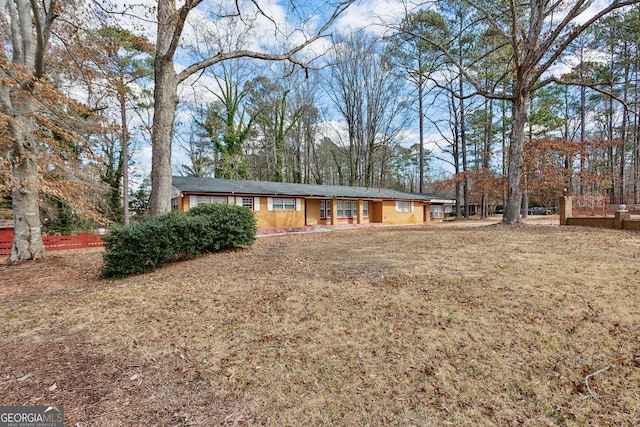 single story home with a front lawn