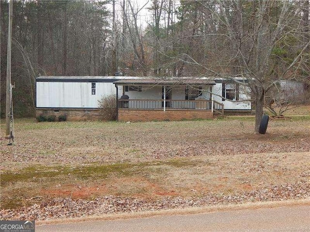 manufactured / mobile home featuring a porch