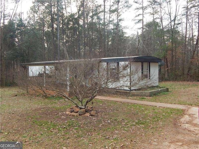 view of front facade with a front lawn