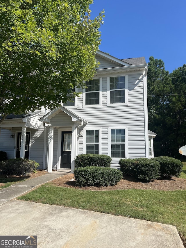 view of front of house featuring a front lawn