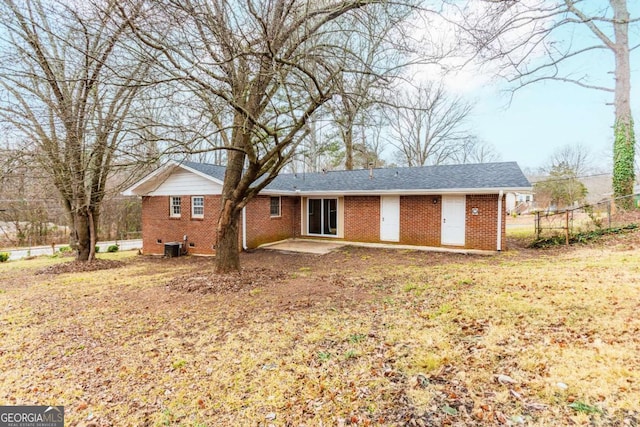 view of front of home featuring cooling unit, a patio area, and a front lawn