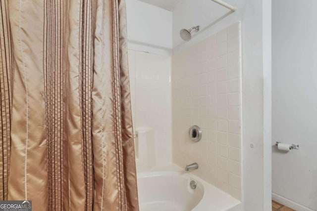 bathroom featuring shower / bath combo