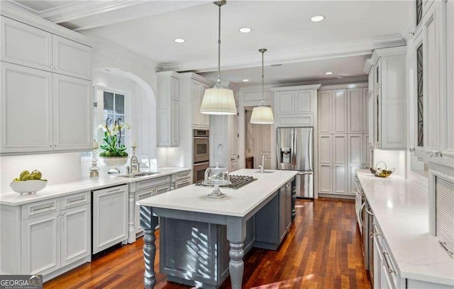 kitchen featuring pendant lighting, sink, a breakfast bar area, appliances with stainless steel finishes, and an island with sink