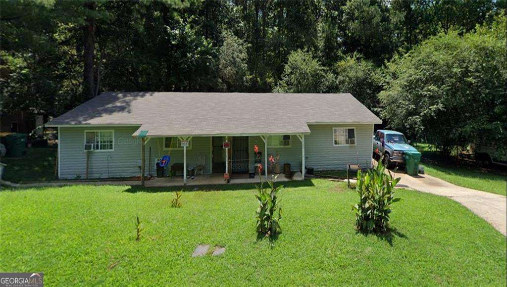 view of front of property featuring a front yard and covered porch