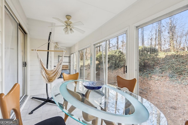 sunroom with ceiling fan