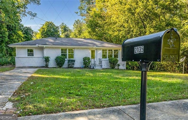 view of front of home with a front lawn