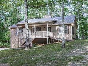 view of front facade with a porch and a front yard