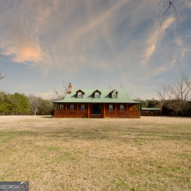 view of front of property featuring a porch and a front lawn