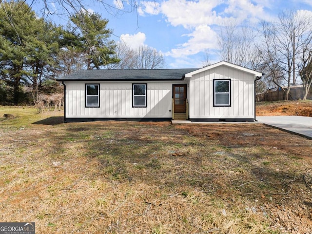 view of front of home featuring a front lawn