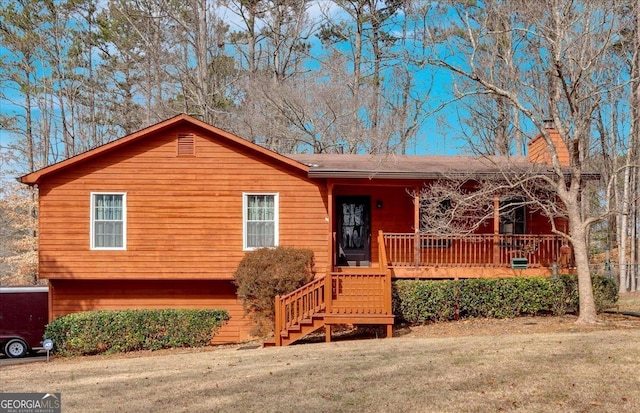 view of front of property featuring a front lawn