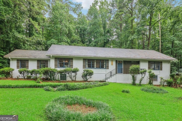 single story home featuring a front lawn