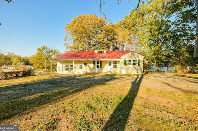 view of front of house with a front lawn