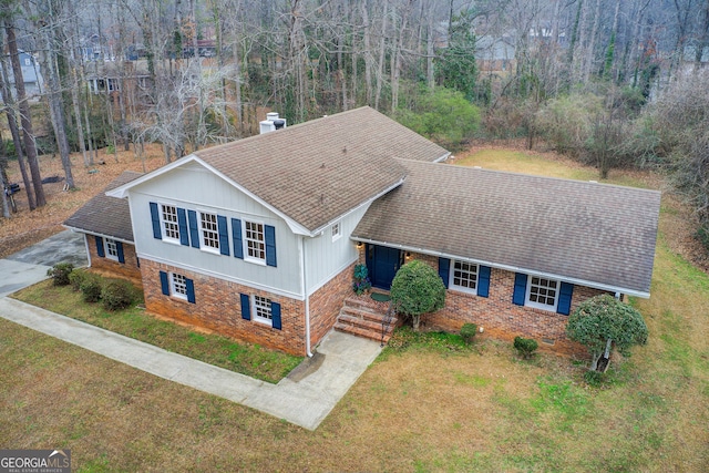 view of front of house featuring a front lawn