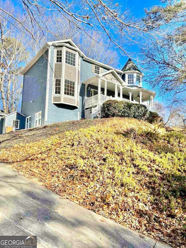 view of front of property featuring a porch