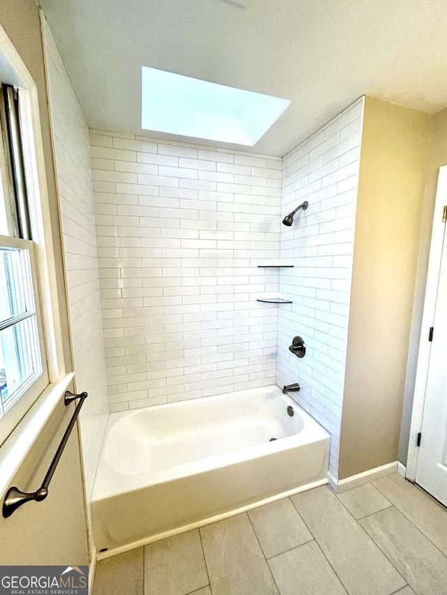 bathroom featuring tiled shower / bath combo