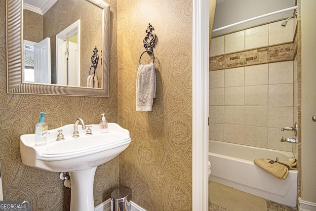 bathroom with tiled shower / bath and toilet