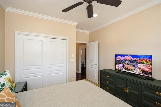 bedroom featuring ornamental molding, ceiling fan, and a closet