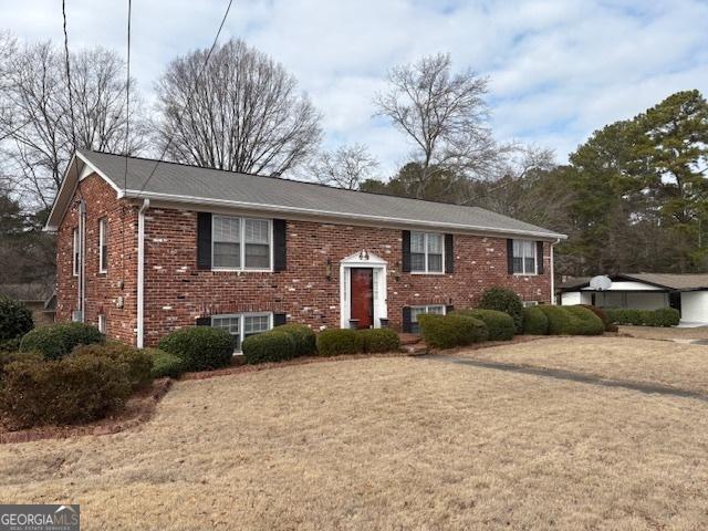 split foyer home featuring a front yard