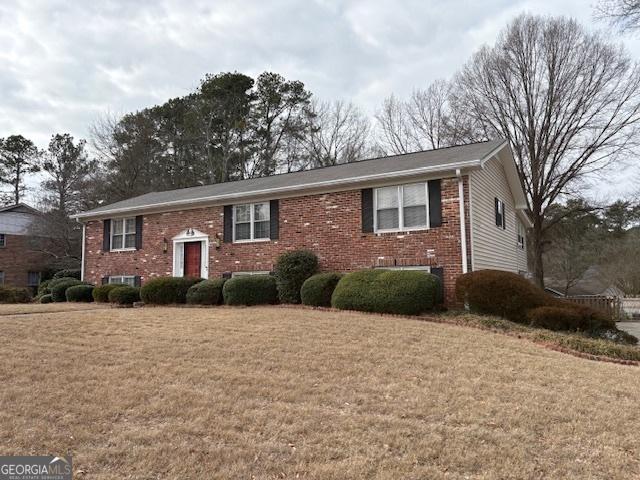 split foyer home with a front yard