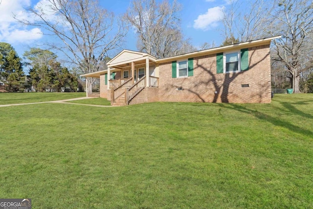 view of front of property featuring a front yard and a porch