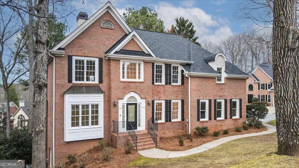 view of front of property featuring a front lawn