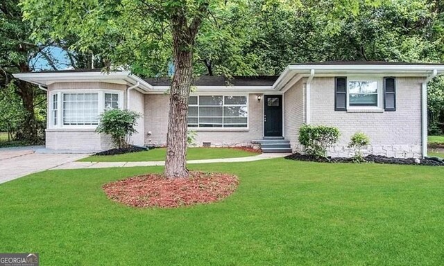 view of front facade featuring a front lawn