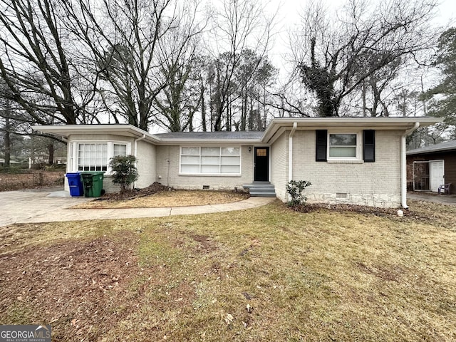 view of front of property featuring a front lawn