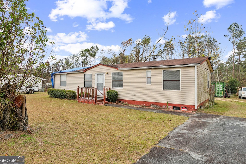 manufactured / mobile home featuring a front lawn