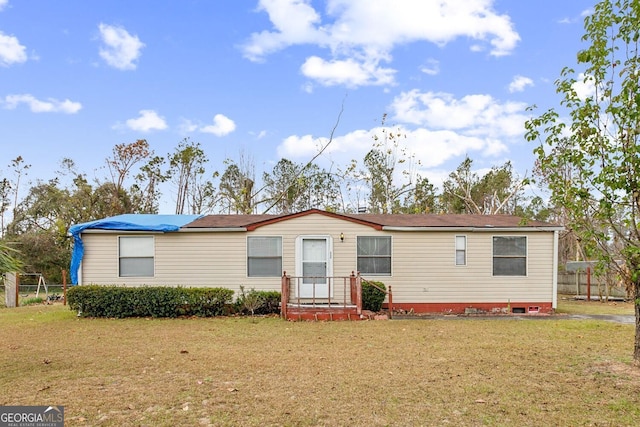 manufactured / mobile home featuring a front yard