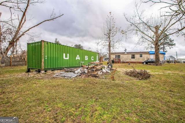 view of yard featuring an outdoor structure