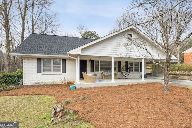 view of front facade featuring covered porch and a front lawn