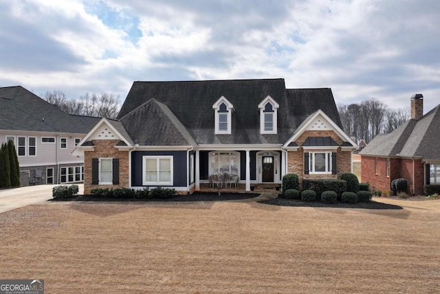 view of front facade featuring covered porch and a front yard