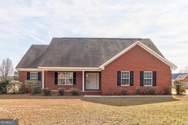 view of front of property featuring a front lawn