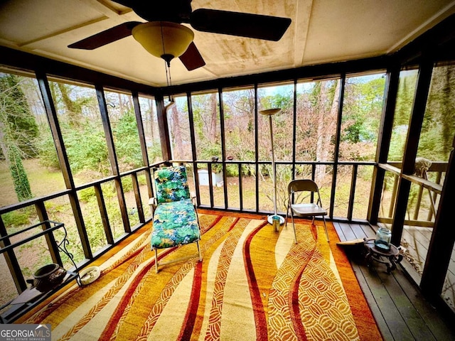 sunroom with ceiling fan