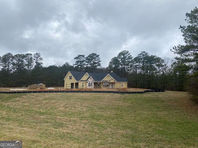 view of front of home featuring a front yard