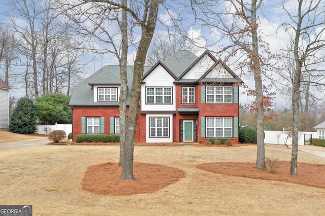 view of front of property featuring a front lawn