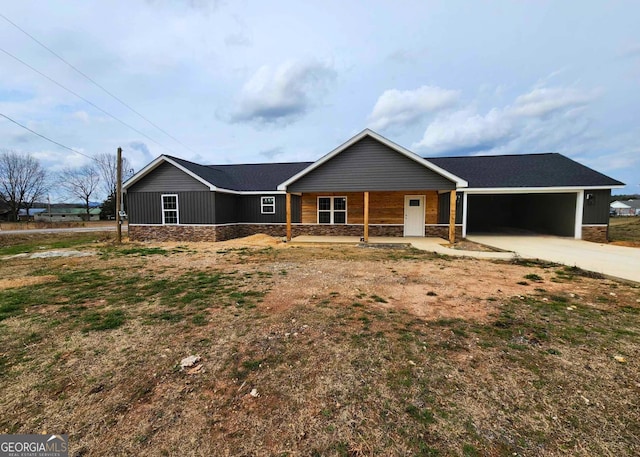 ranch-style house featuring covered porch