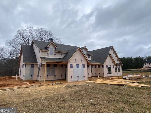 view of front of home featuring a front lawn