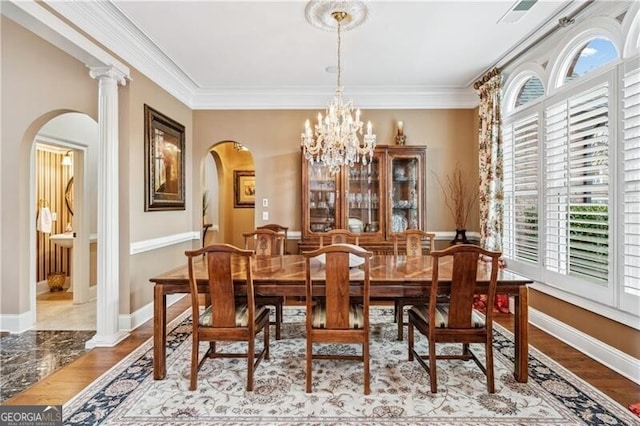 dining room featuring crown molding, a chandelier, and light hardwood / wood-style floors